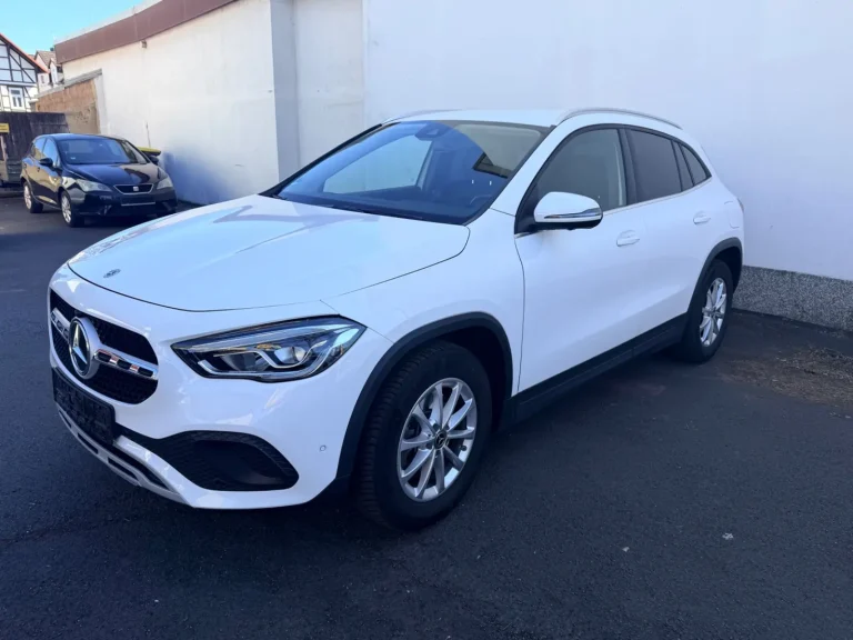 Mercedes-Benz GLA 220 d 4MATIC DCT 360°/ AHK/ Massage/ Leder